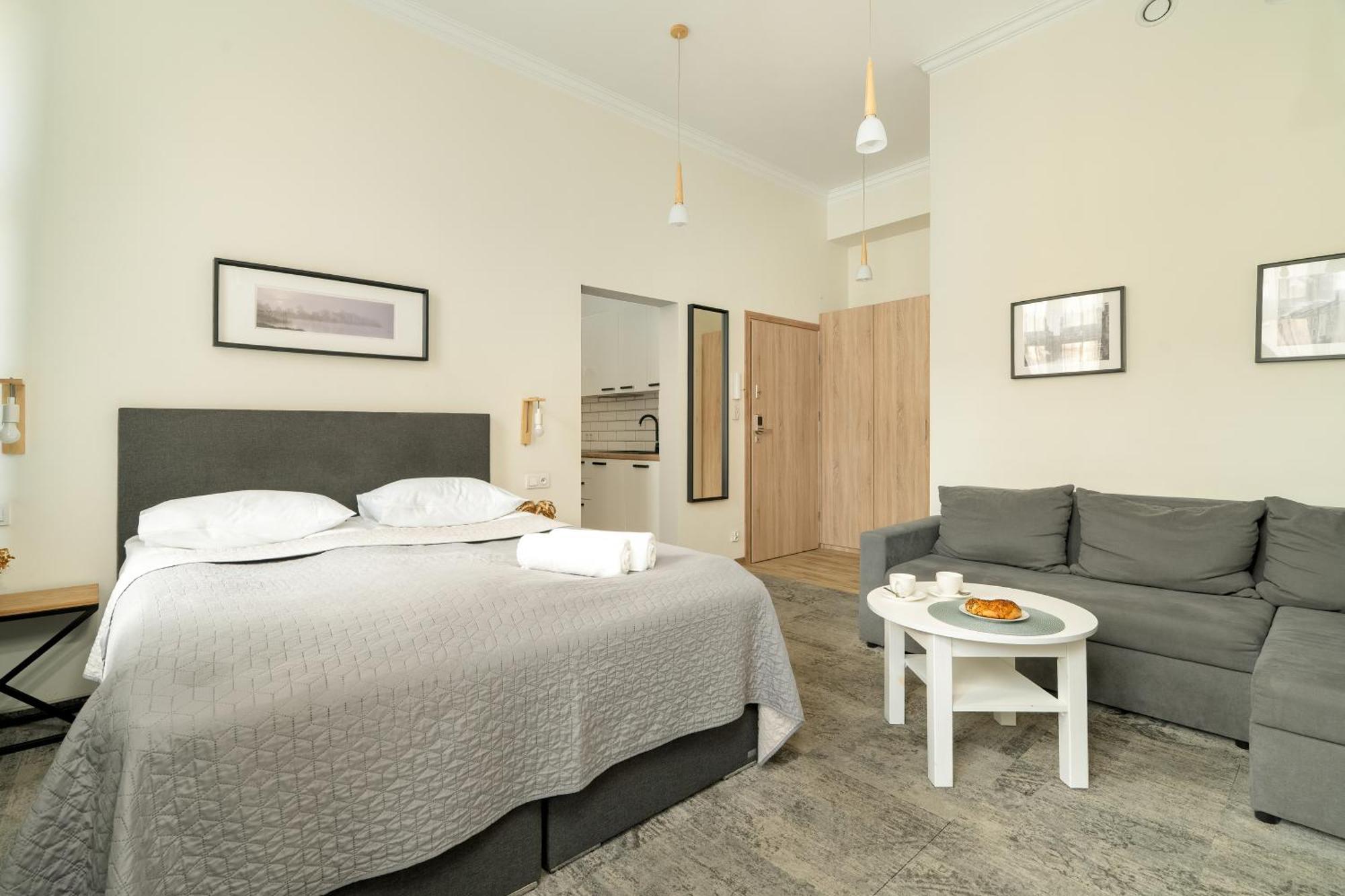 Jasne Studia Very Berry W Centrum Poznania By Noclegi Renters Exterior photo