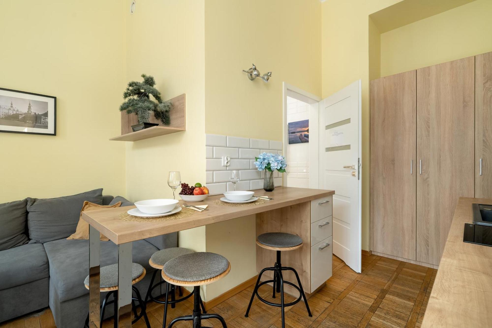 Jasne Studia Very Berry W Centrum Poznania By Noclegi Renters Exterior photo