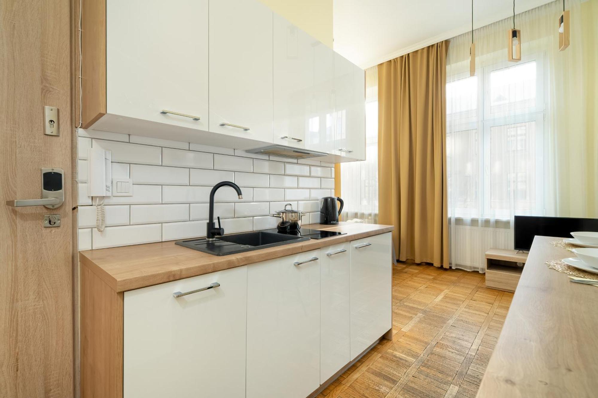 Jasne Studia Very Berry W Centrum Poznania By Noclegi Renters Exterior photo