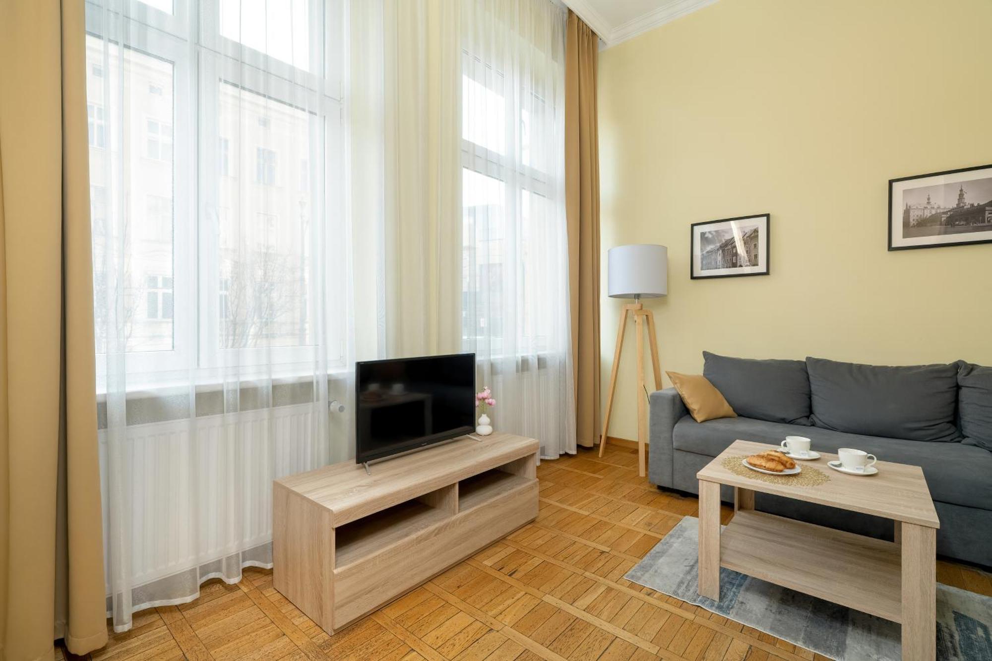 Jasne Studia Very Berry W Centrum Poznania By Noclegi Renters Exterior photo