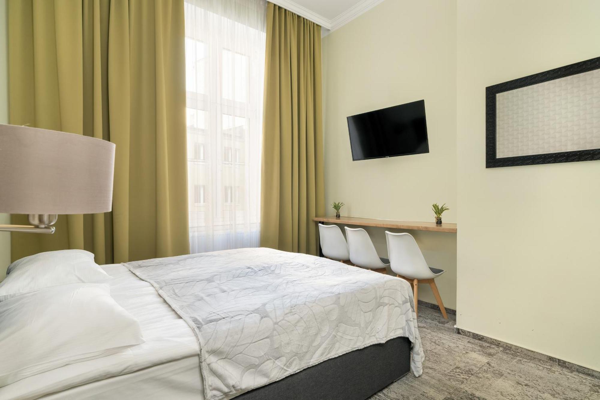Jasne Studia Very Berry W Centrum Poznania By Noclegi Renters Exterior photo