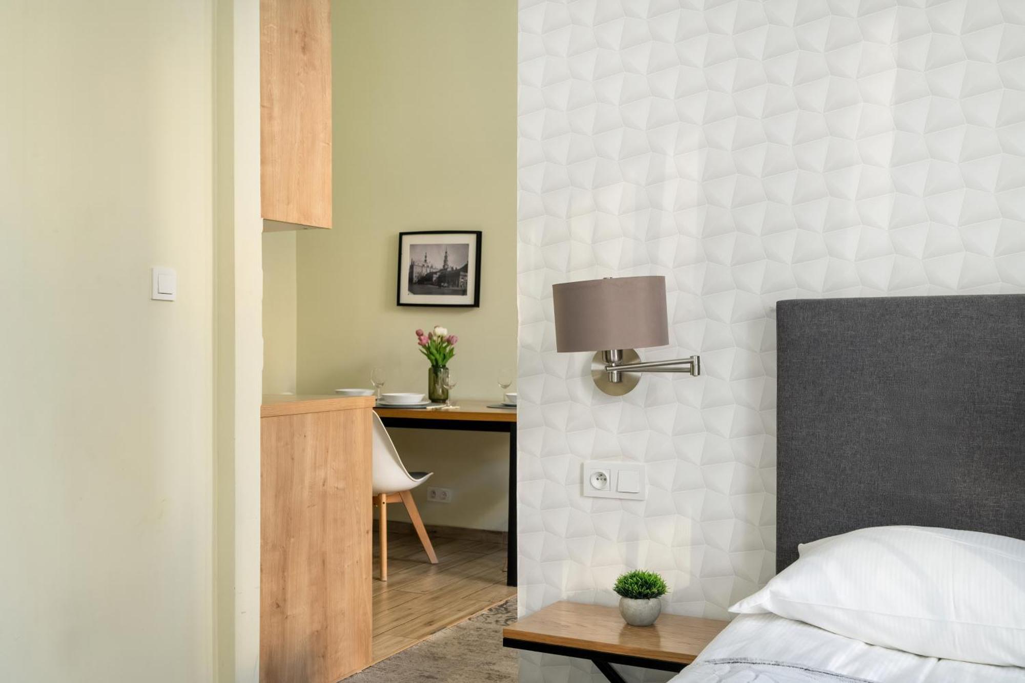 Jasne Studia Very Berry W Centrum Poznania By Noclegi Renters Exterior photo
